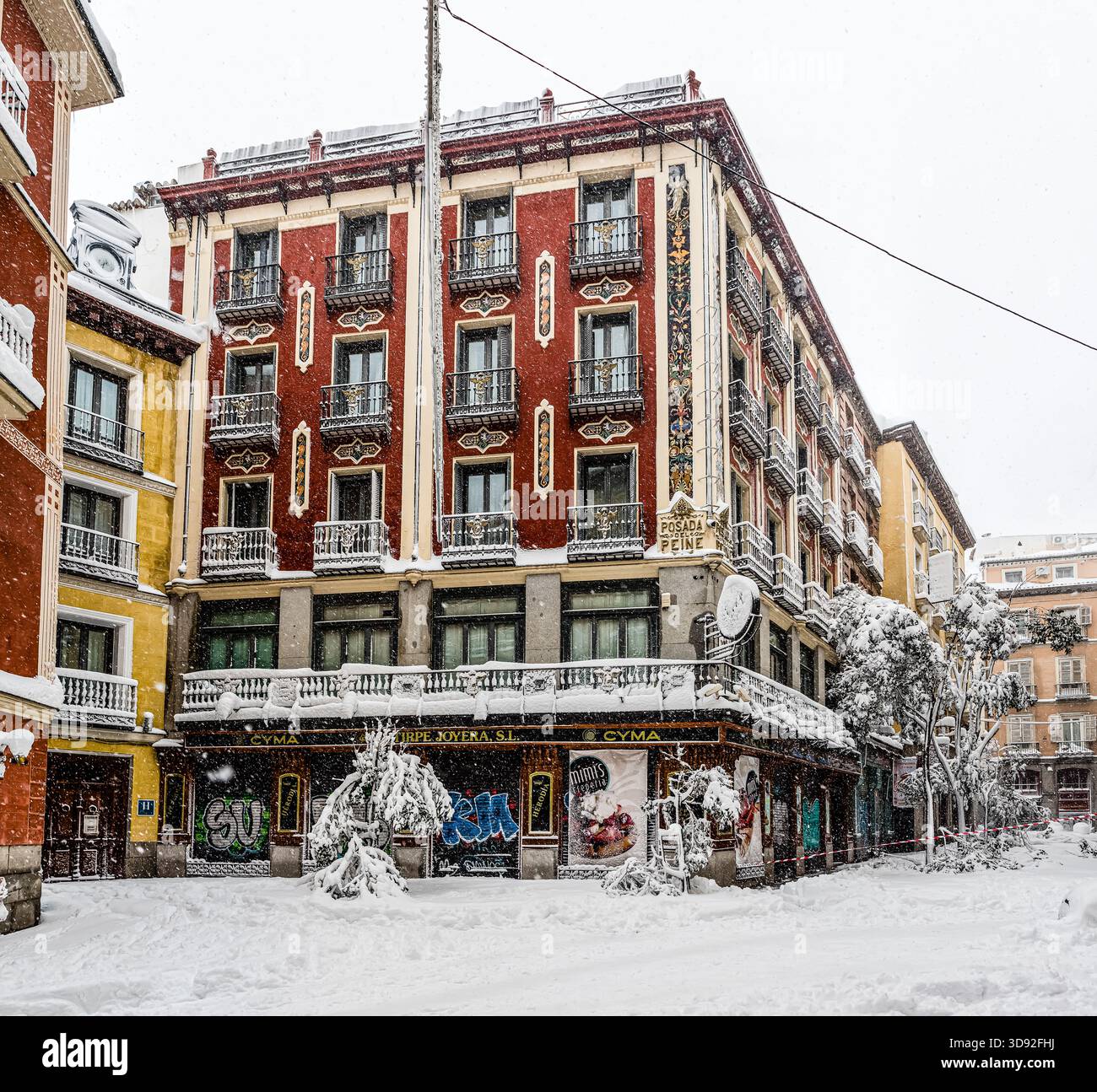strada di madrid coperta dalla neve della tempesta philomena Foto Stock