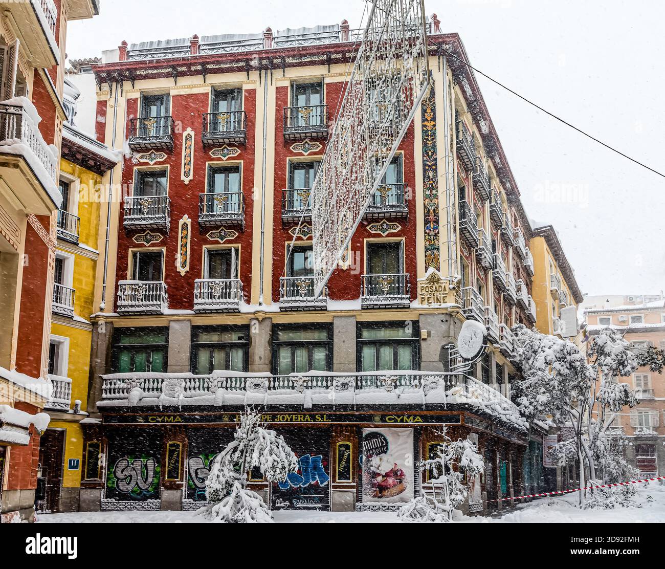 strada di madrid coperta dalla neve della tempesta philomena Foto Stock