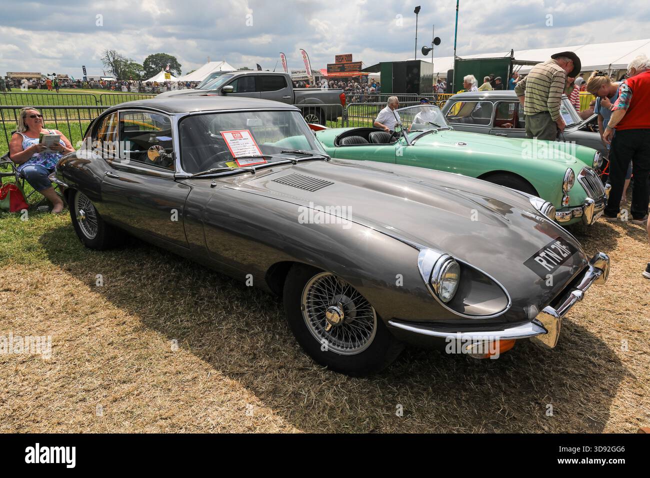 Una Jaguar e-Type 2+2 Coupé 1968 serie 2 al Smallwood Vintage Rally, Sandbach, Cheshire, Inghilterra, Regno Unito Foto Stock