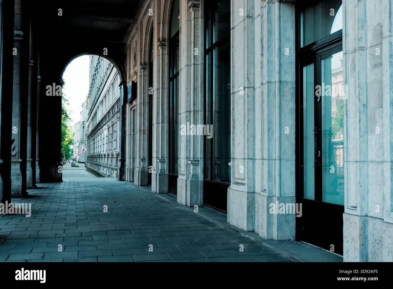 Corridoio ad arco e marciapiede nell'architettura realistica socialista del quartiere di Nowa Huta. Foto Stock