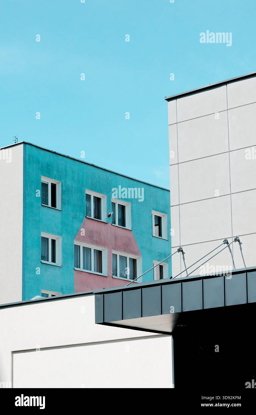 Blocchi di appartamenti colorati che contrastano la facciata moderna. Foto Stock