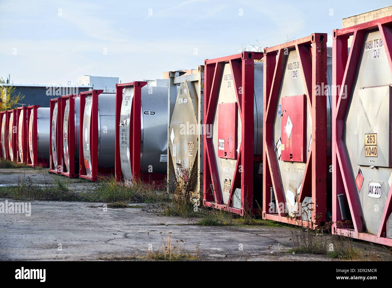 Minsk, Bielorussia - 5 novembre 2025: Contenitori cisterna ISO in acciaio inox HOYER per il trasporto di liquidi e gas. Il numero di identificazione pericolo 263 è h Foto Stock