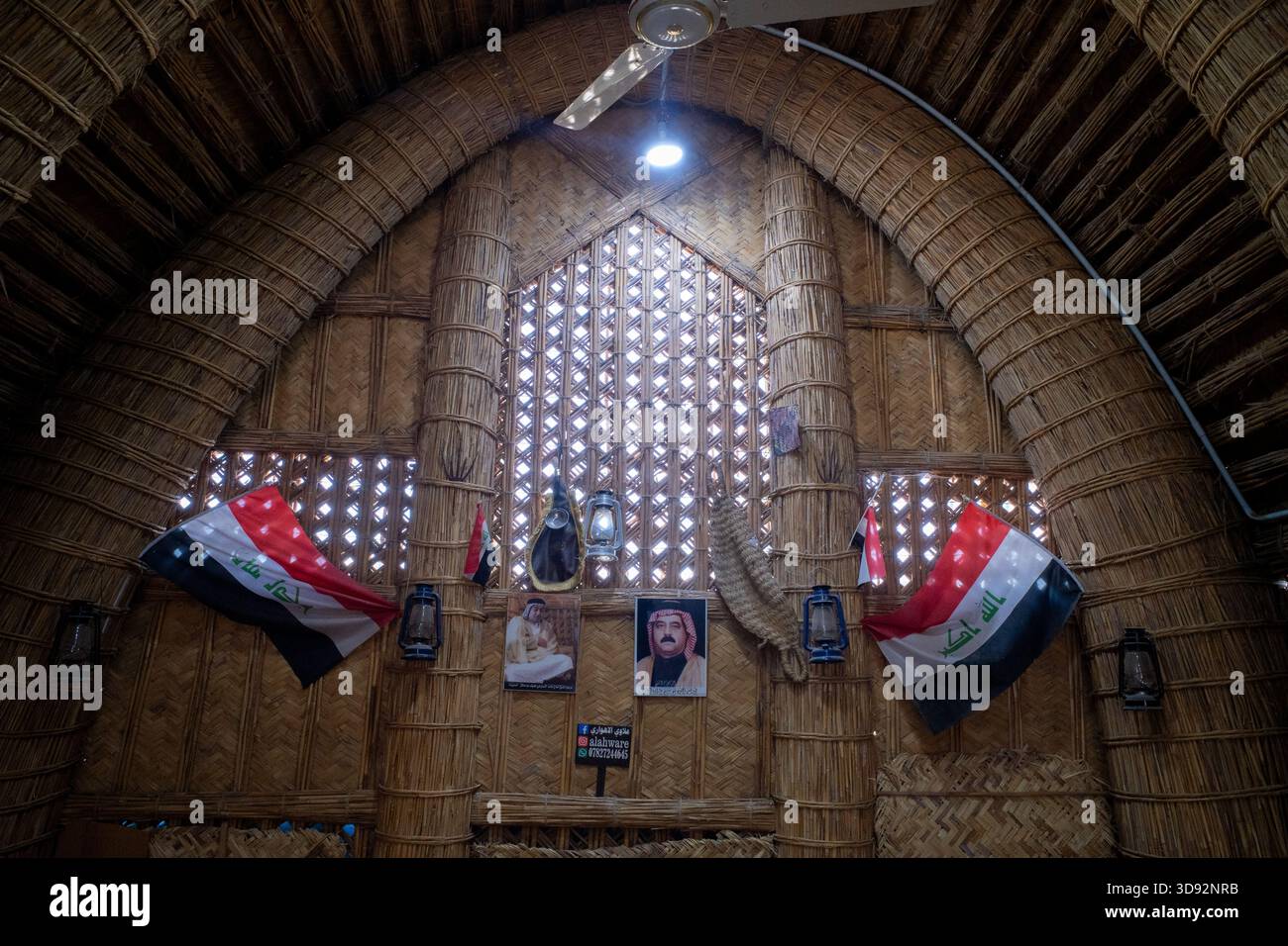 Nasiriyah, Iraq - 20 novembre 2025: Interno di un grande fango reed modernizzato con ventilatori elettrici e illuminazione Foto Stock