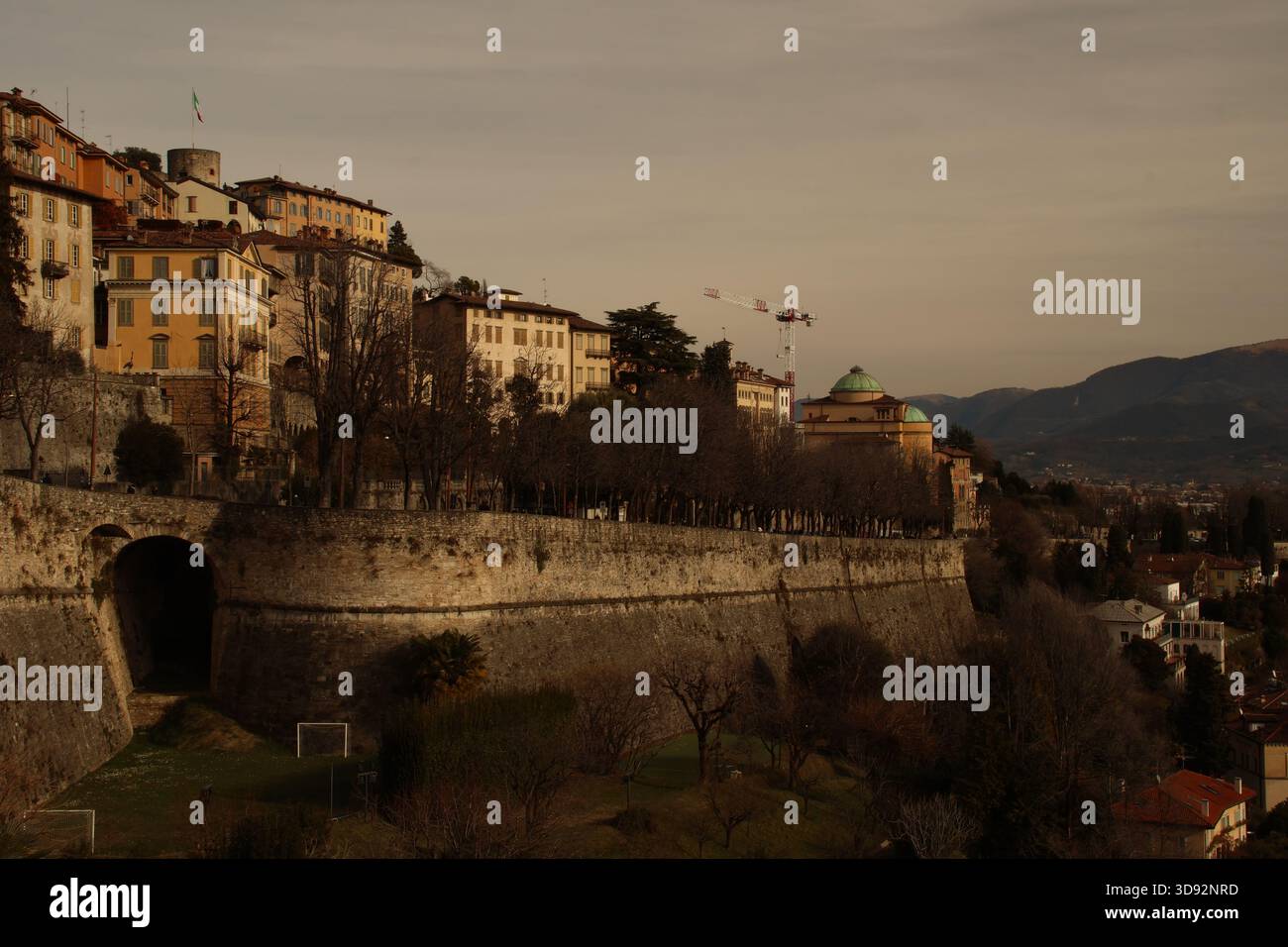 In cima alla città, troverai un muro, a portata di molti ma apprezzato da pochi. Foto Stock