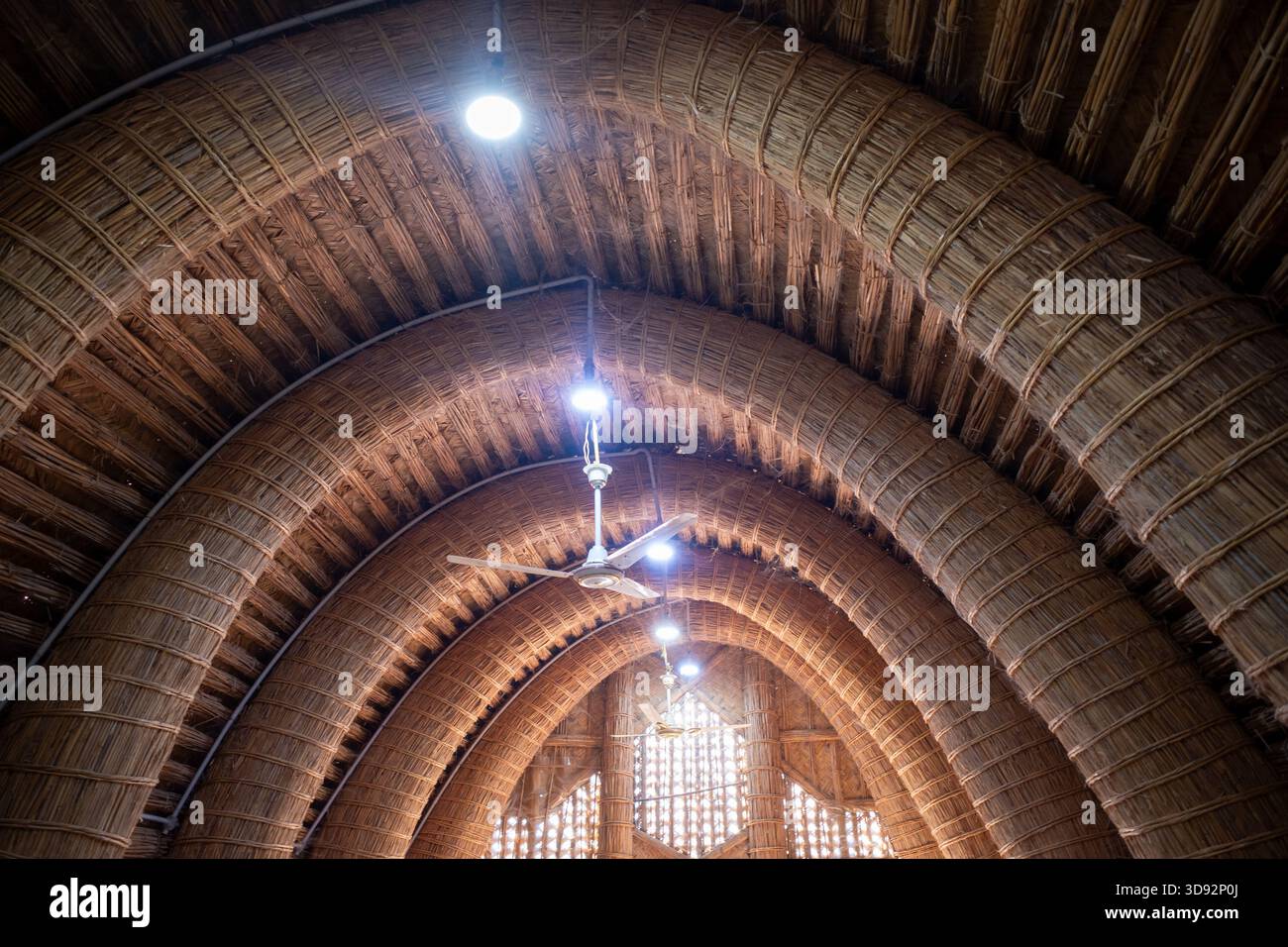 Nasiriyah, Iraq - 20 novembre 2025: Interno di un grande fango reed modernizzato con ventilatori elettrici e illuminazione Foto Stock