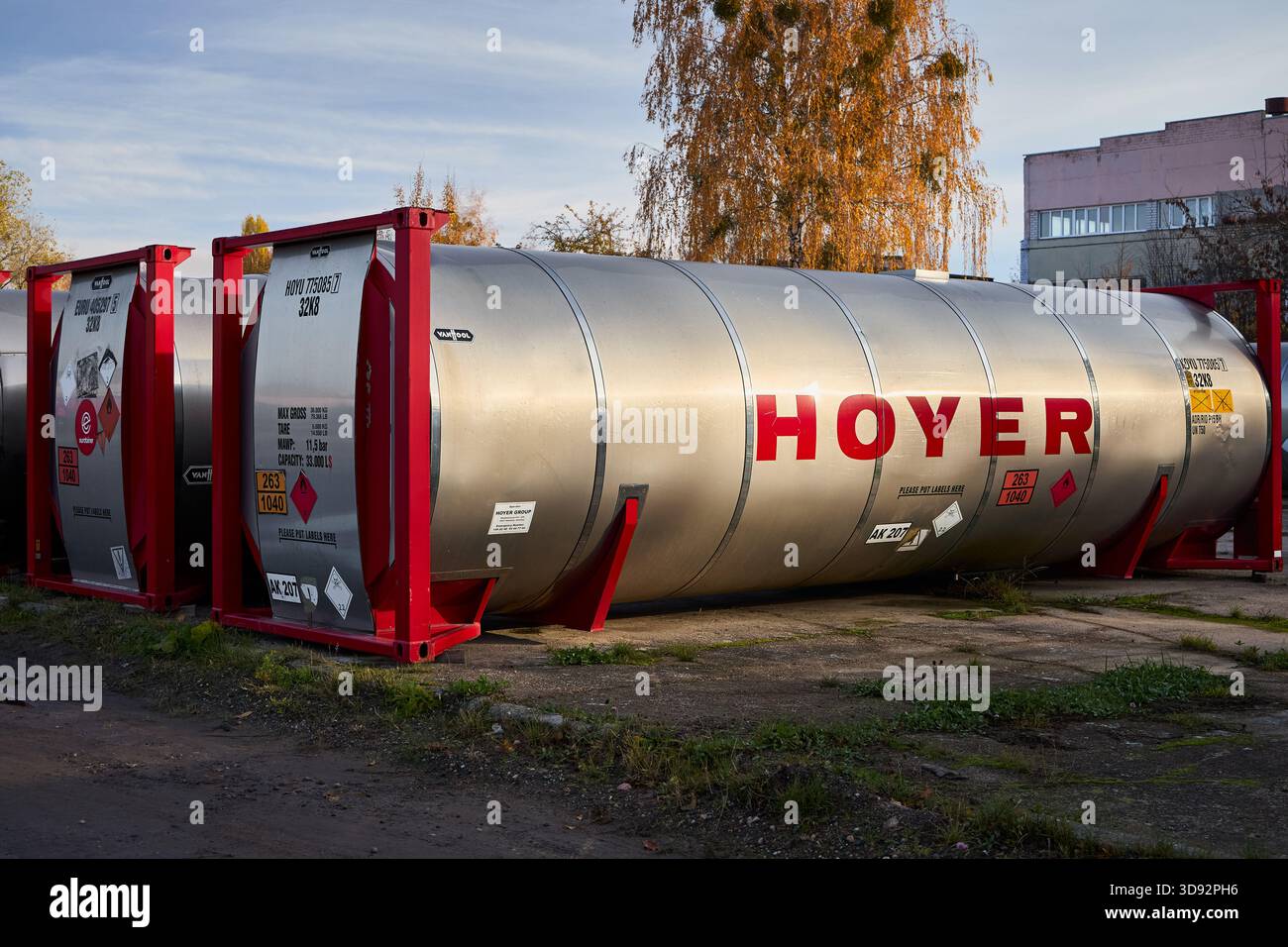 Minsk, Bielorussia - 5 novembre 2025: Contenitori cisterna ISO in acciaio inox HOYER per il trasporto di liquidi e gas. Il numero di identificazione pericolo 263 è h Foto Stock