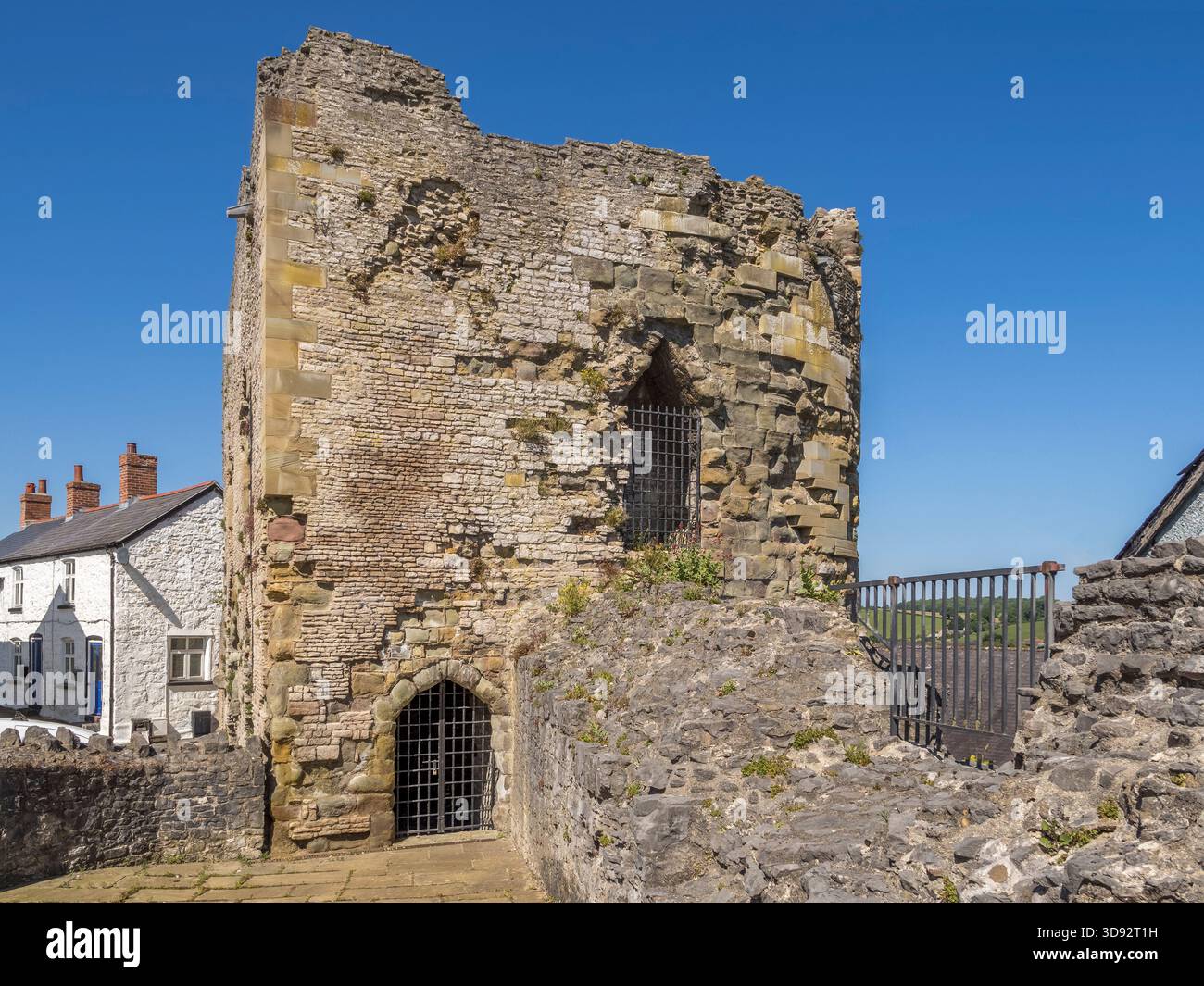 Burgess Gate, Denbigh, Galles, Regno Unito, sotto un bellissimo cielo azzurro. Il cancello fu costruito come parte delle difese esterne del castello di Denbigh nel 13... Foto Stock