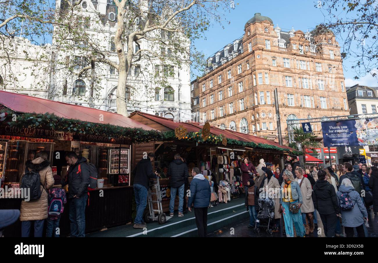 Londra, Regno Unito, 23 novembre 2025: Persone che navigano e fanno shopping al mercatino natalizio in una piazza leicester a Londra Foto Stock