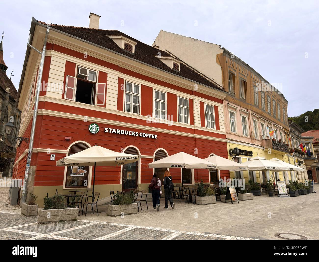 Starbucks Corporation caffetteria situata in piazza Piata Sfatului, città di Brasov, luogo turistico. 10 ottobre 2025. Brasov, Romania Foto Stock