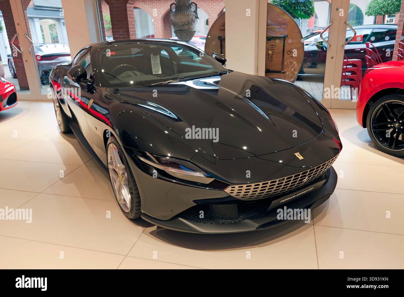 Vista frontale di tre quarti di una Black, 2024, Ferrari Roma, negli showroom Meridien Modena Ferrari, High St, Lyndhurst 77, New Forest, Hampshire, Foto Stock