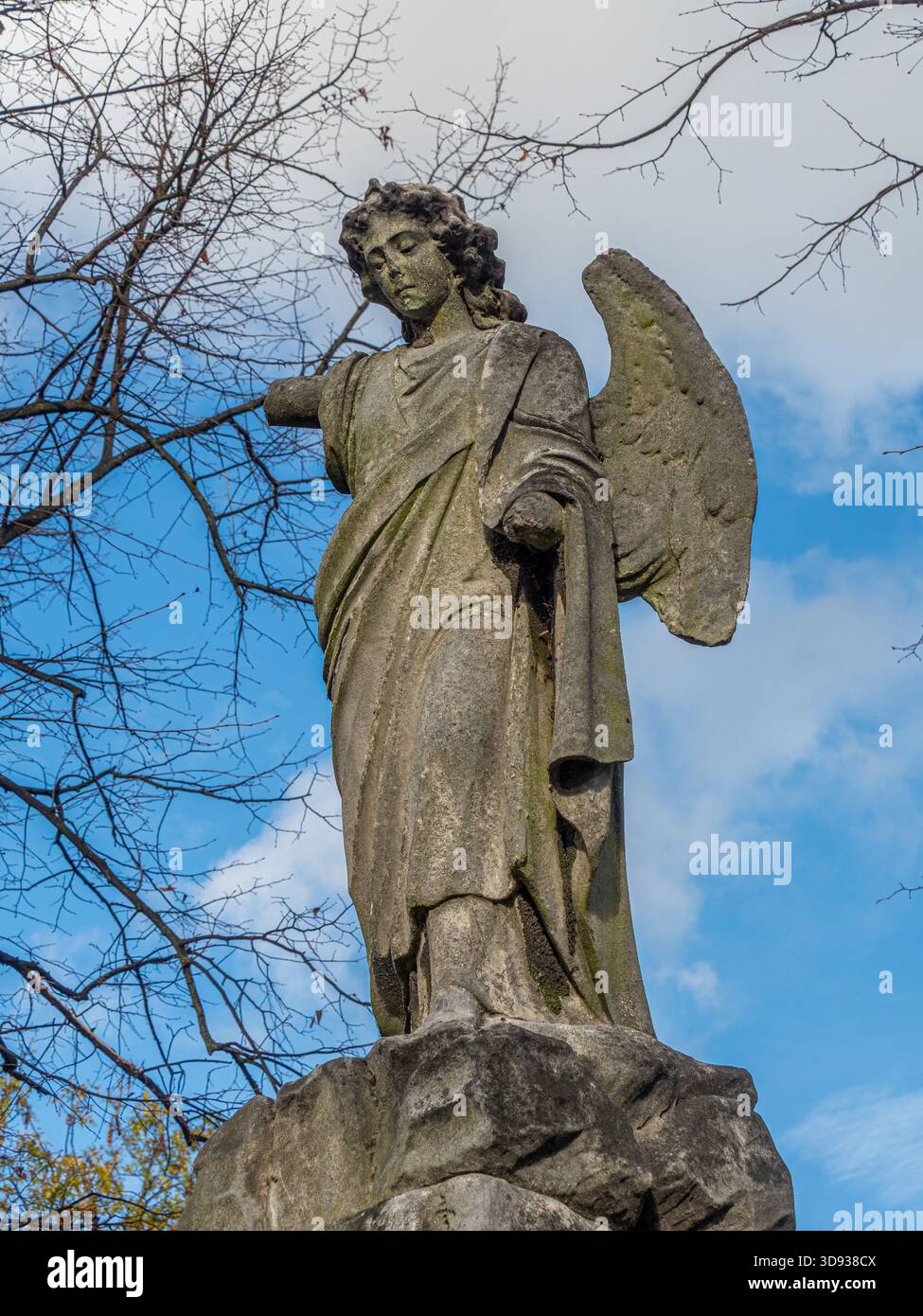 Una statua di angelo di pietra rotta e intemprata su una tomba vittoriana nel cimitero di Brompton, Londra. Foto Stock
