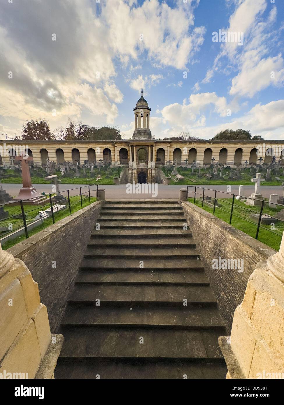 Vista simmetrica dei gradini di pietra che conducono alle catacombe sotterranee nel Great Circle of Brompton Cemetery, Londra. Foto Stock