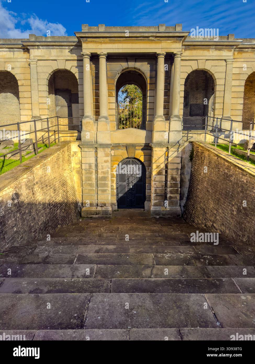 L'ingresso del cancello di ferro alle catacombe sotterranee sotto i colonnati del Great Circle nel cimitero di Brompton, Londra. Foto Stock