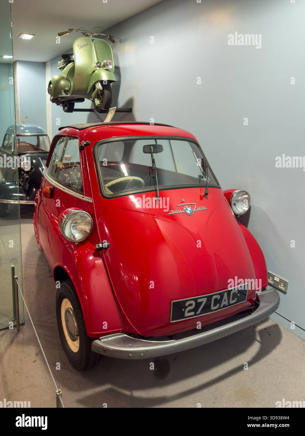 Una BMW Isetta 300 di colore rosso brillante in mostra nella galleria Making the Modern World, Museo della Scienza, Londra. Foto Stock