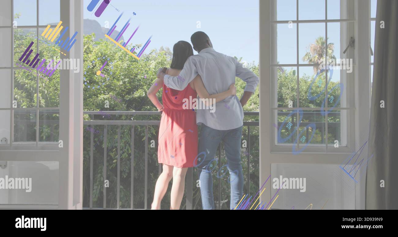 Coppia in piedi con abito rosso e camicia e jeans che abbracciano lo sguardo sul balcone a doppia porta e sulle sovrapposizioni Foto Stock