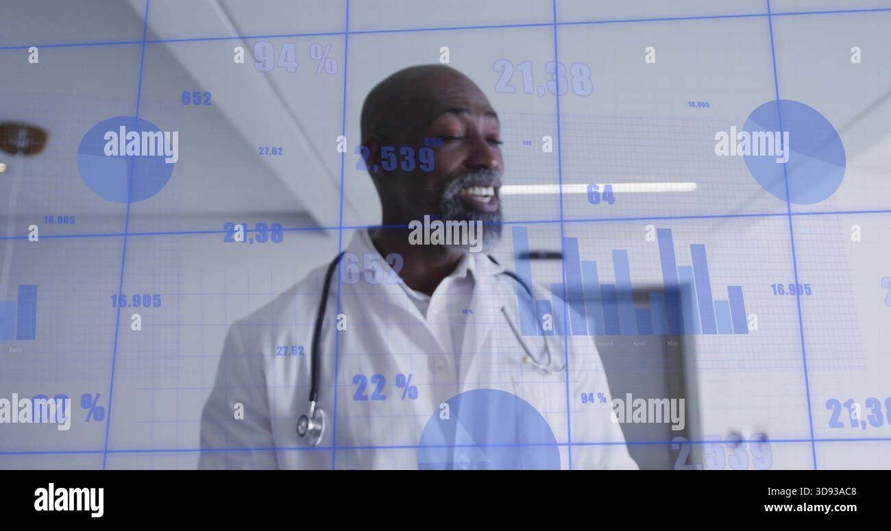 Parlando medico maturo che indossa il cappotto bianco e lo stetoscopio nel corridoio dell'ospedale, sovrapposizioni di dati blu Foto Stock