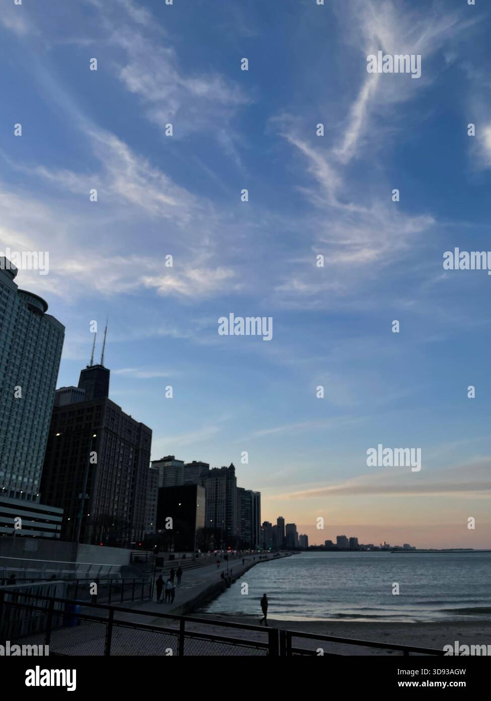 Skyline mattutino della città di Chicago con i suoi alti edifici sotto un cielo azzurro cristallino sul lago Shore - Immagine stock catturata con smartphone