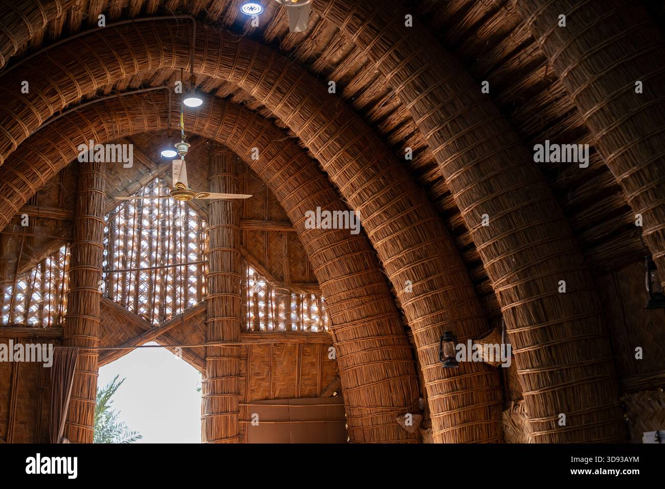 Nasiriyah, Iraq - 20 novembre 2025: Pareti interne e decorazioni all'interno di un tradizionale fango di canna, con bandiere e ritratti Foto Stock
