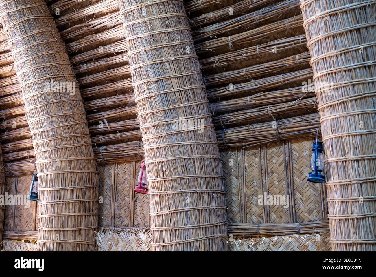 Nasiriyah, Iraq - 20 novembre 2025: Pareti interne e decorazioni all'interno di un tradizionale fango di canna, con bandiere e ritratti Foto Stock