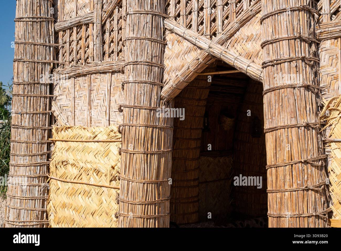 Nasiriyah, Iraq - 20 novembre 2025: Vista frontale della grande facciata e ingresso di un tradizionale Mudhif di canna Foto Stock