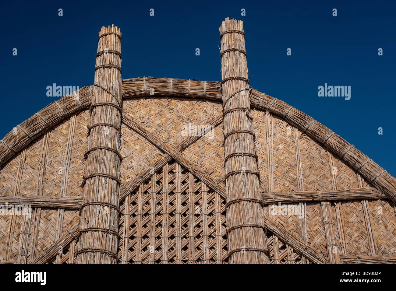 Nasiriyah, Iraq - 20 novembre 2025: Vista frontale della grande facciata e ingresso di un tradizionale Mudhif di canna Foto Stock
