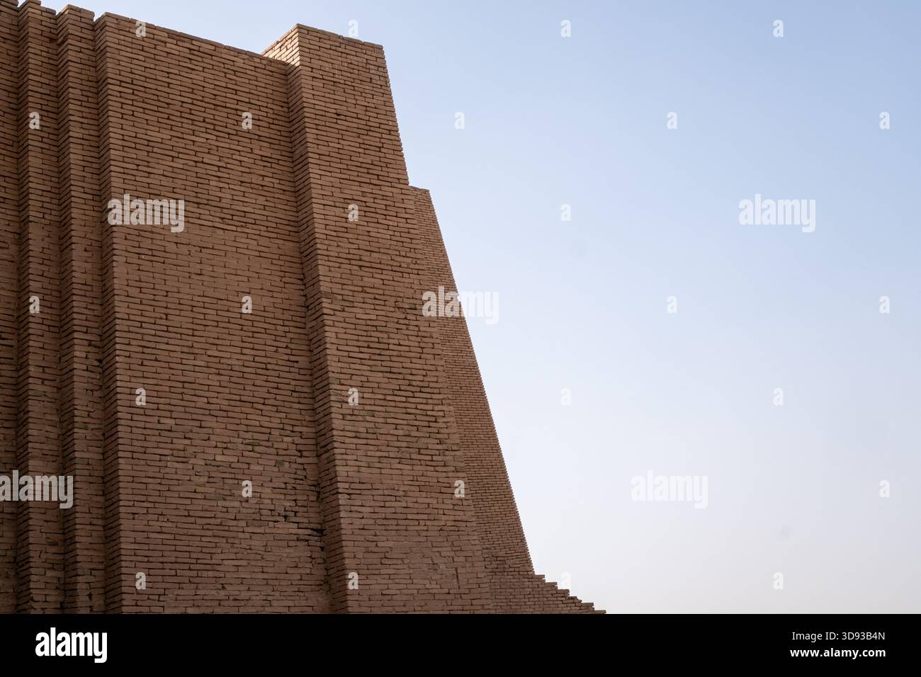Nasiriyah, Iraq - 20 novembre 2025: Primo piano del muro di mattoni e contrafforti verticali del grande Ziggurat di Ur Foto Stock