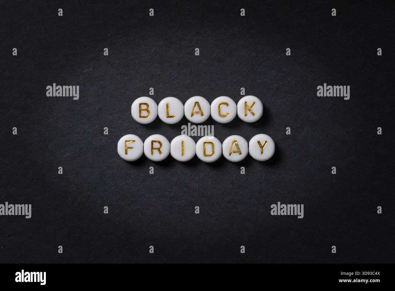 Testo del Black Friday in perline rotonde in lettere dorate su carta nera, banner pubblicitario con spazio per il testo. Foto ad alta risoluzione. Carte sconto. Foto Stock