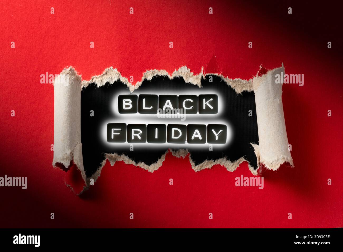 Primo piano del cartello "Black Friday" con un effetto buio sulla carta rossa strappata. Foto ad alta risoluzione. Foto Stock