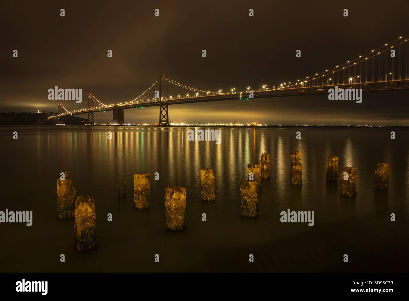 Oakland Bay Bridge illuminato di notte, San Francisco, California, Stati Uniti. Estate (agosto) 2025. Foto Stock