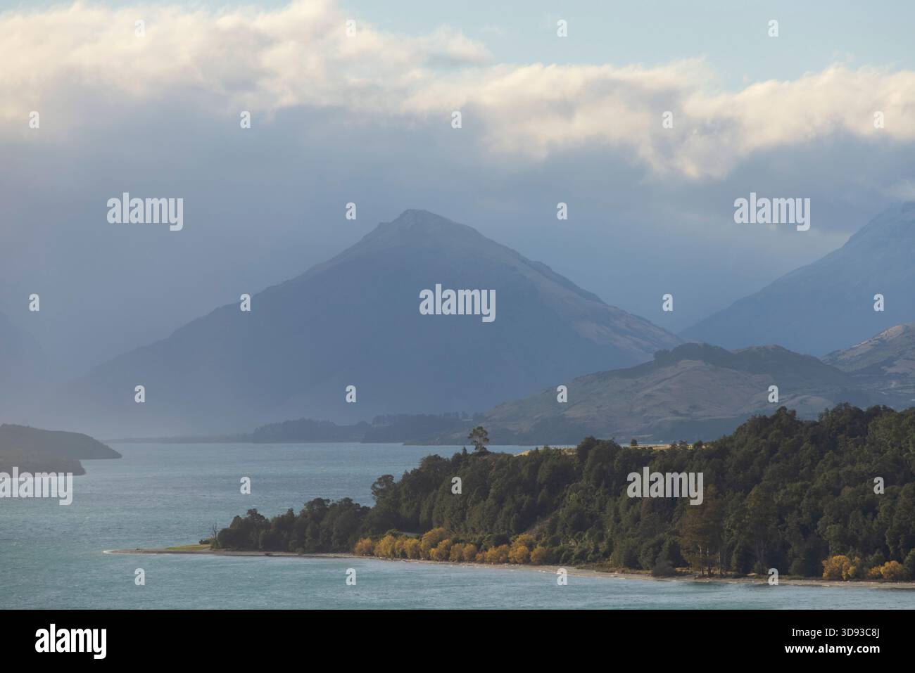 Vista sul lago Wakatipu verso Glenorchy, Otago, South Island, nuova Zelanda. Primavera (maggio) 2025. Foto Stock