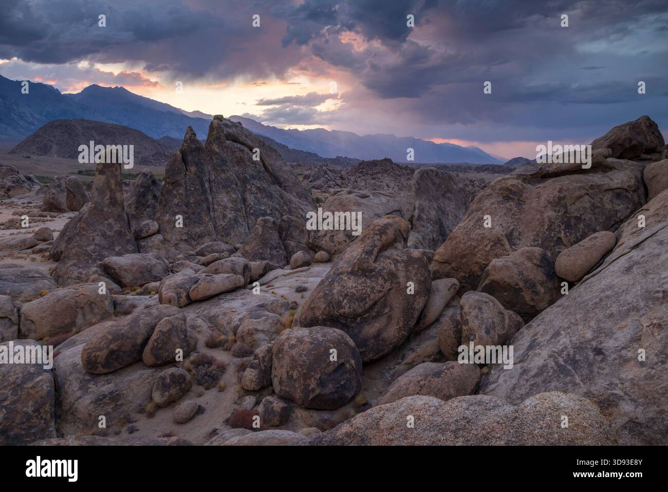 Aspro paesaggio desertico al tramonto, Alabama Hills, California, Stati Uniti. Estate (agosto) 2025. Foto Stock