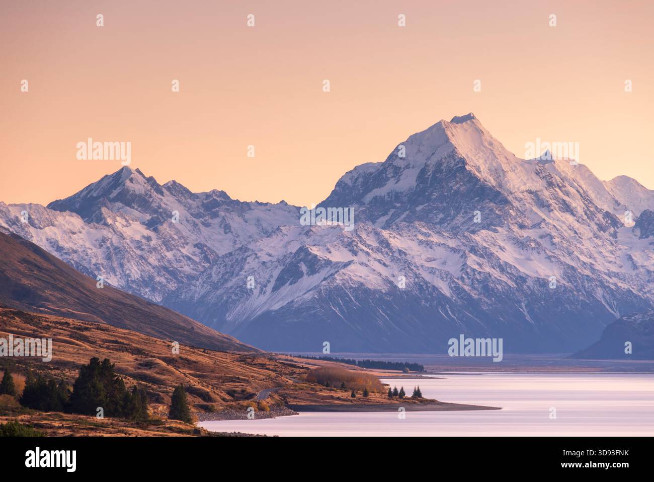 Mount Cook sopra il lago Pukaki all'alba, Canterbury, South Island, nuova Zelanda. Autunno (maggio) 2025. Foto Stock