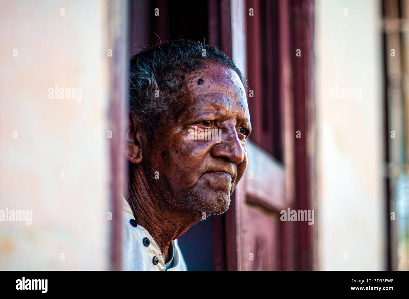 Ritratto di un uomo anziano con uno sguardo riflessivo per le strade di Cuba Foto Stock