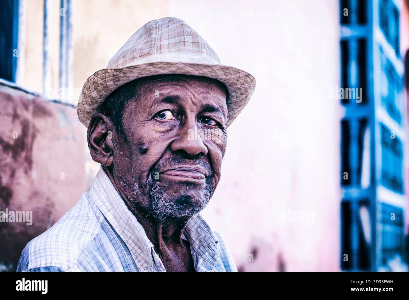 Ritratto di un uomo anziano che indossa un cappello per le strade di Cuba Foto Stock
