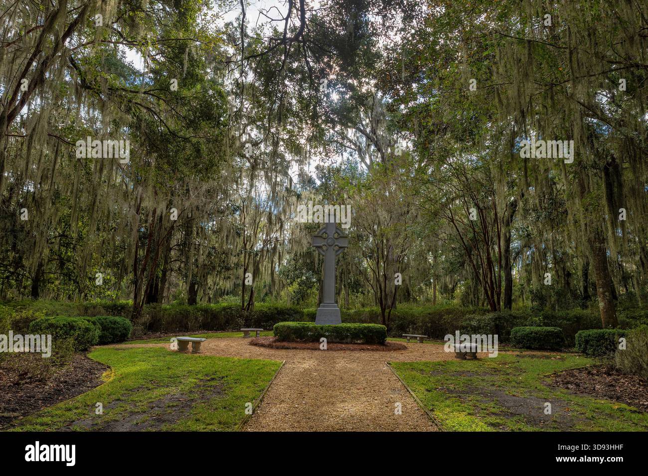 St. Simons, Georgia, USA - 21 ottobre 2025: Croce celtica eretta nel 1988 in omaggio ai fratelli Wesley che furono i primi predicatori dell'isola Foto Stock