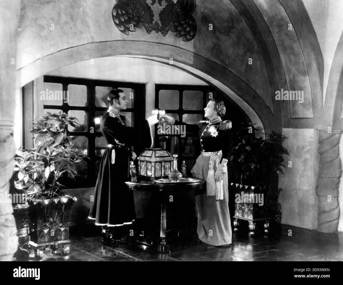 RODOLFO VALENTINO e LOUISE DRESSER nel ruolo della zarina Caterina la grande nel romanzo Dubrowski del regista CLARENCE BROWN del 1925 di Alexander Pushkin il costumista Gilbert Adrian interpreta William Cameron Menzies i produttori John W. Considine Jr. E Joseph M. Schenck Foto Stock