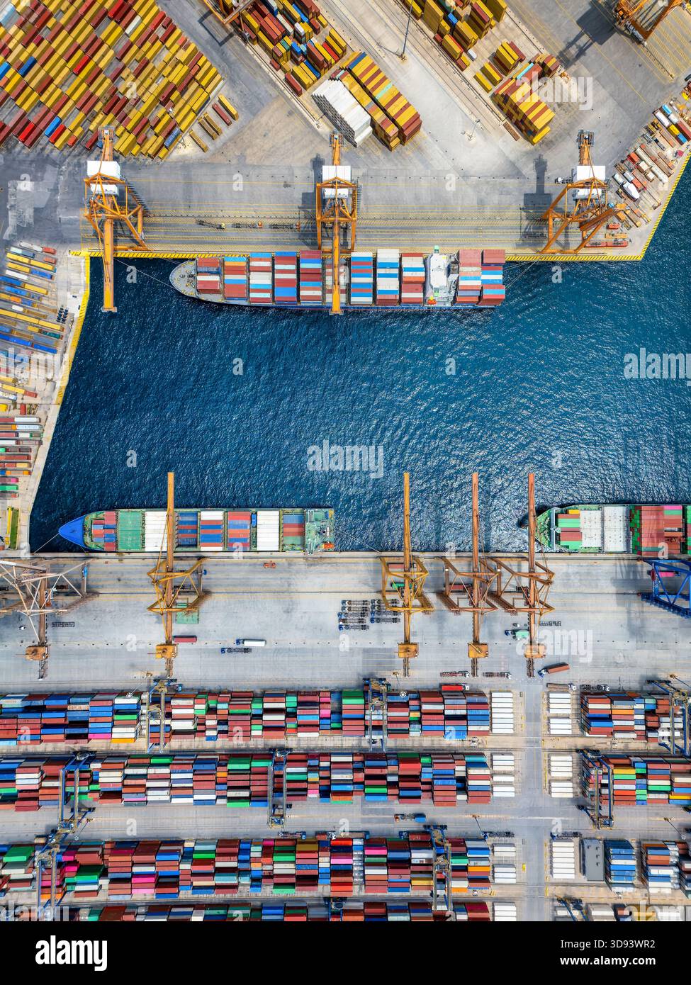 Vista dall'alto verso il basso di un grande terminal per navi da carico con navi industriali in fase di carico e scarico Foto Stock
