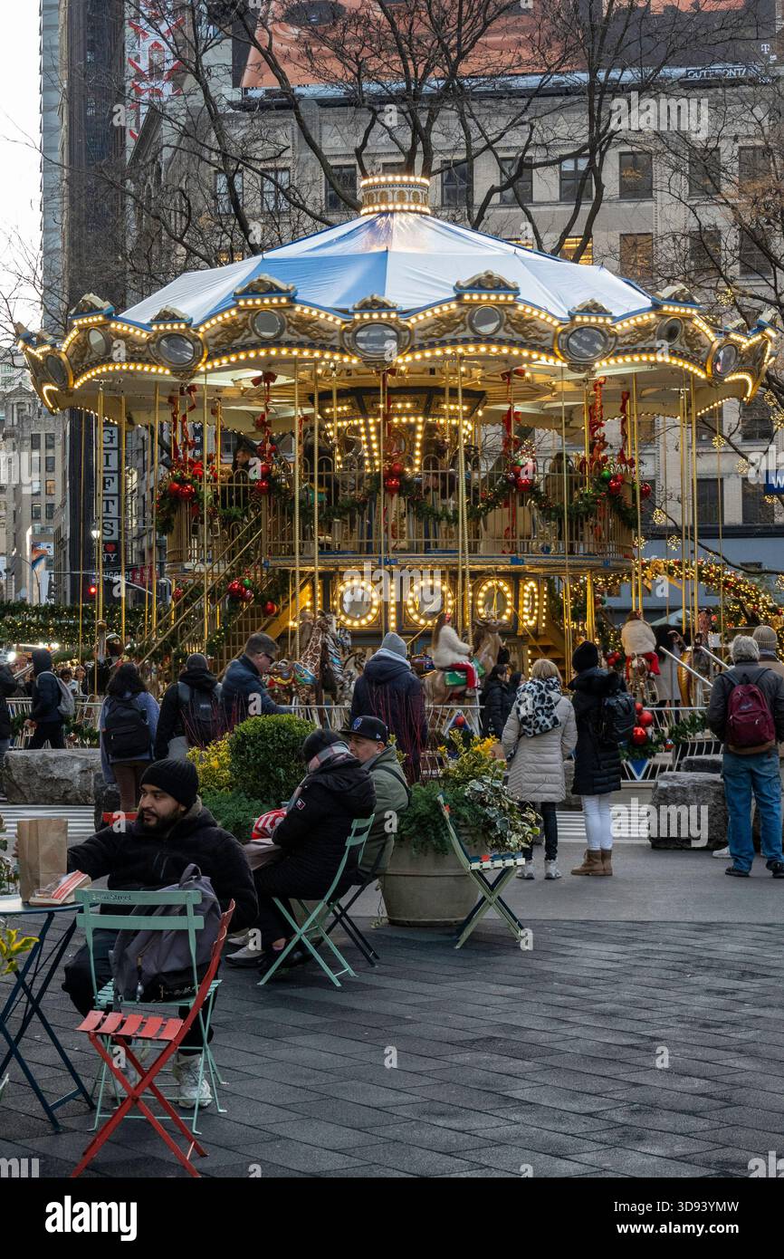 Giostra natalizia a due piani in Greeley Square, New York City, USA 2025 Foto Stock