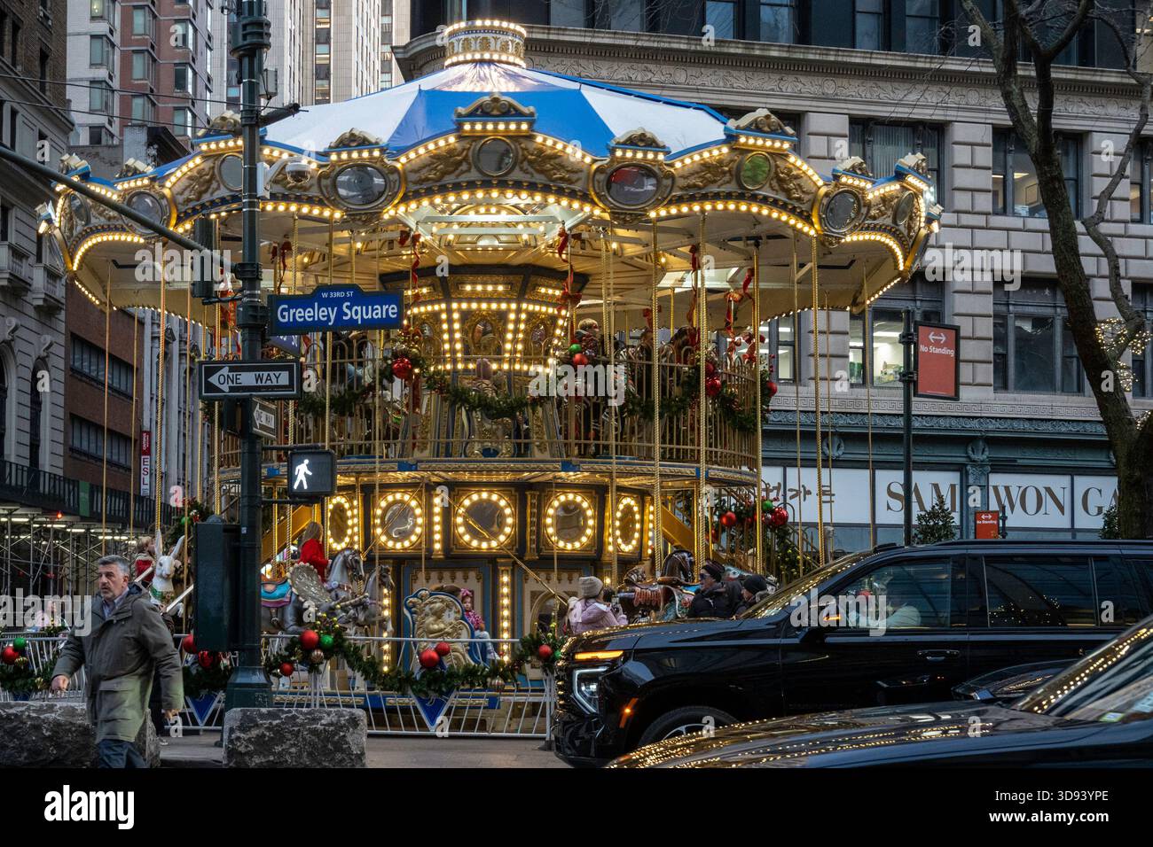 Giostra natalizia a due piani in Greeley Square, New York City, USA 2025 Foto Stock