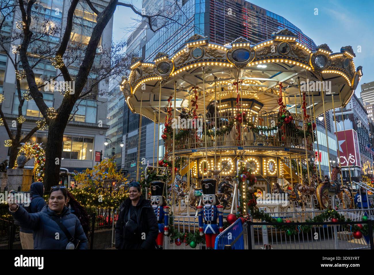 Giostra natalizia a due piani in Greeley Square, New York City, USA 2025 Foto Stock