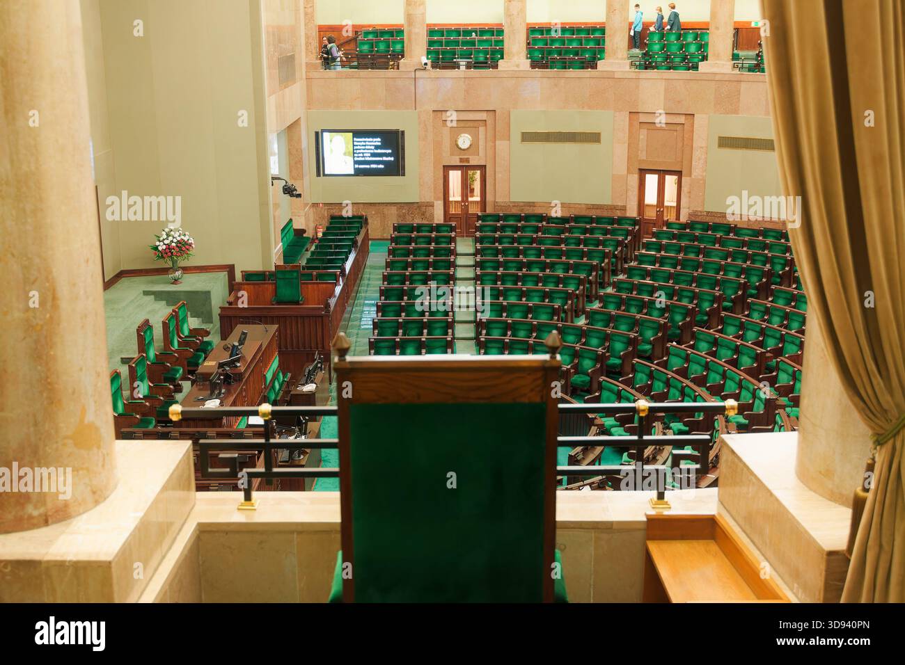 Vista dal sedile presidenziale che si affaccia sui posti vuoti nella camera del Sejm, Varsavia. Foto Stock