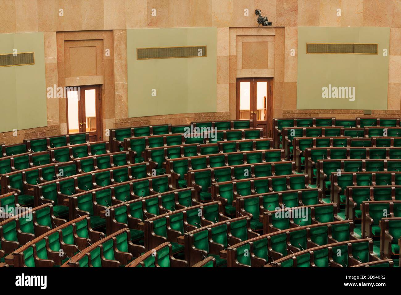 File di posti verdi vuoti all'interno della camera parlamentare del Sejm. Foto Stock