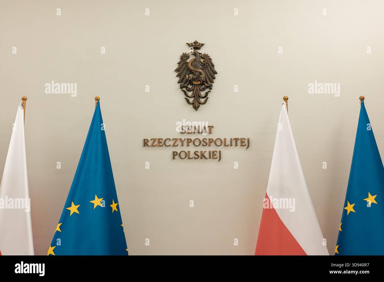 Emblema del Senato polacco e bandiere nel complesso del Sejm. Foto Stock