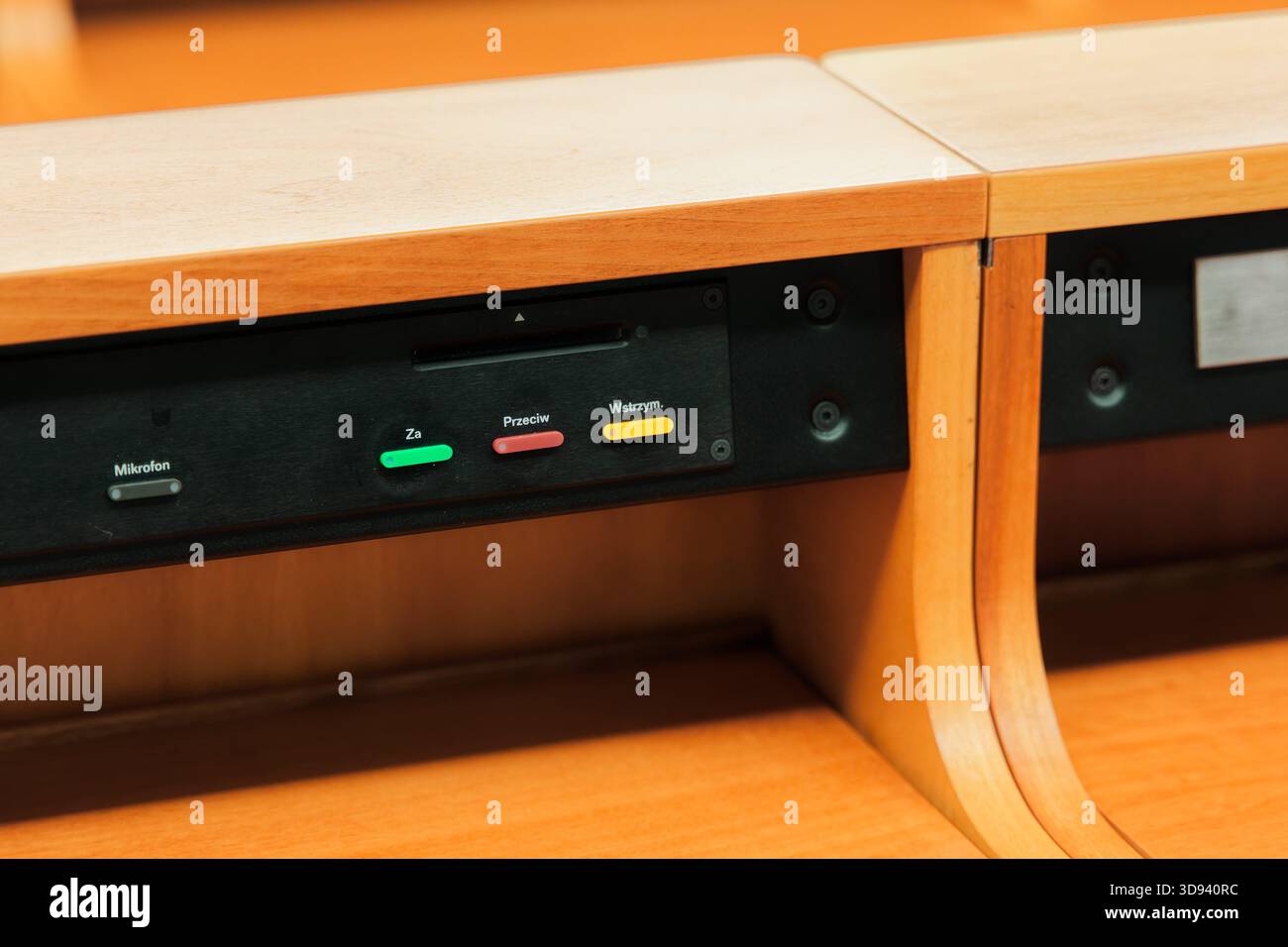 Banchi del Parlamento con comitati elettorali elettronici all'interno del Senato. Foto Stock