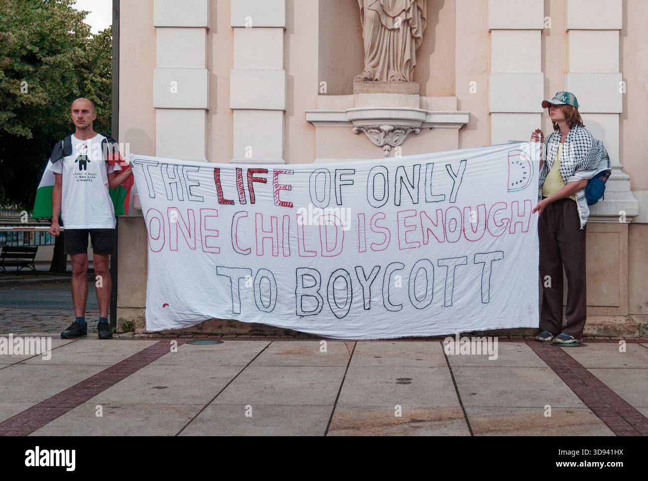 Manifestanti pro-palestinesi che mostrano un grande striscione che recita "la vita di un solo bambino è sufficiente per boicottare" in una manifestazione pubblica. Foto Stock