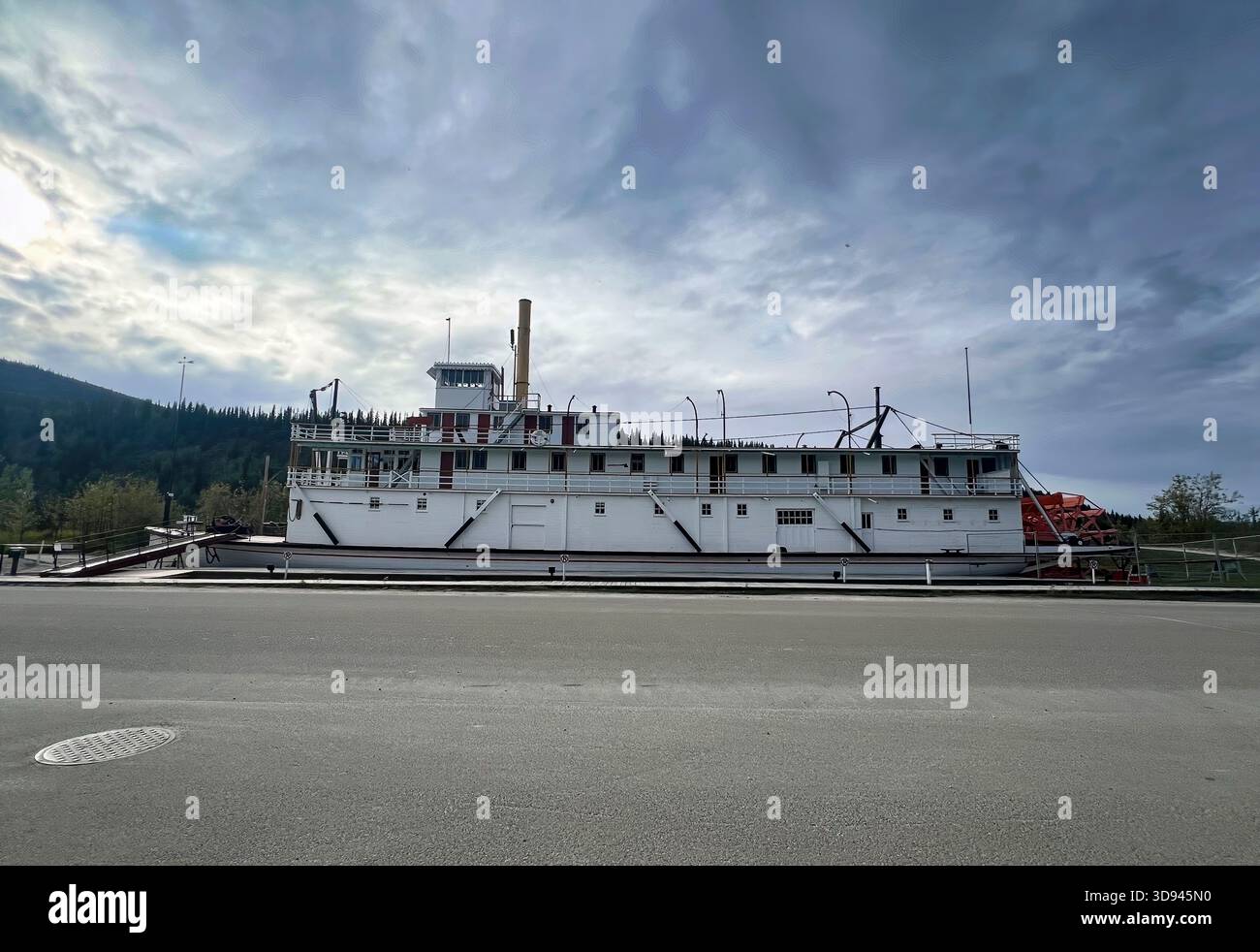 Dawson City, Canada - 17 agosto 2024: Battello fluviale S.S. Keno su ruote a poppa in una nuvolosa giornata estiva a Dawson City, Canada. Foto Stock