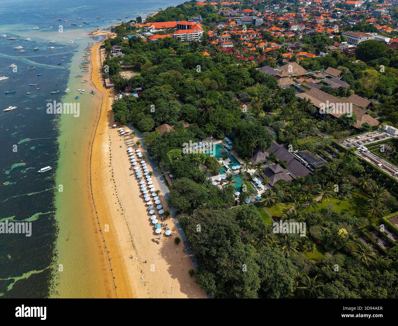 Vista ad alto angolo di una costa tropicale con spiaggia di sabbia, barche e hotel di lusso Foto Stock
