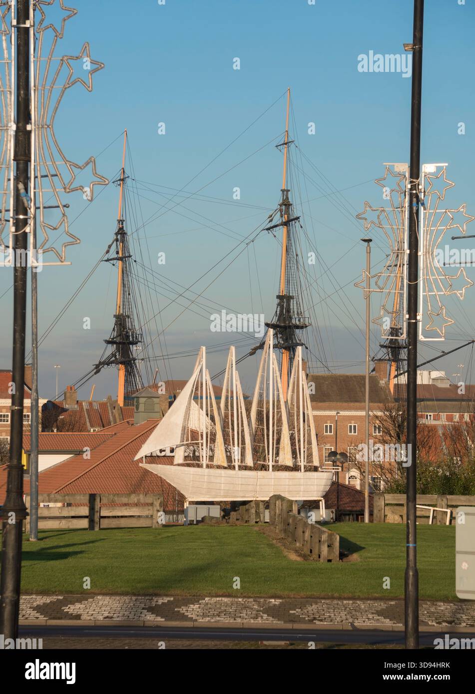 Modello di nave a vela o scultura con i montanti della HMS Trincomalee sullo sfondo, Hartlepool, Inghilterra, Regno Unito Foto Stock