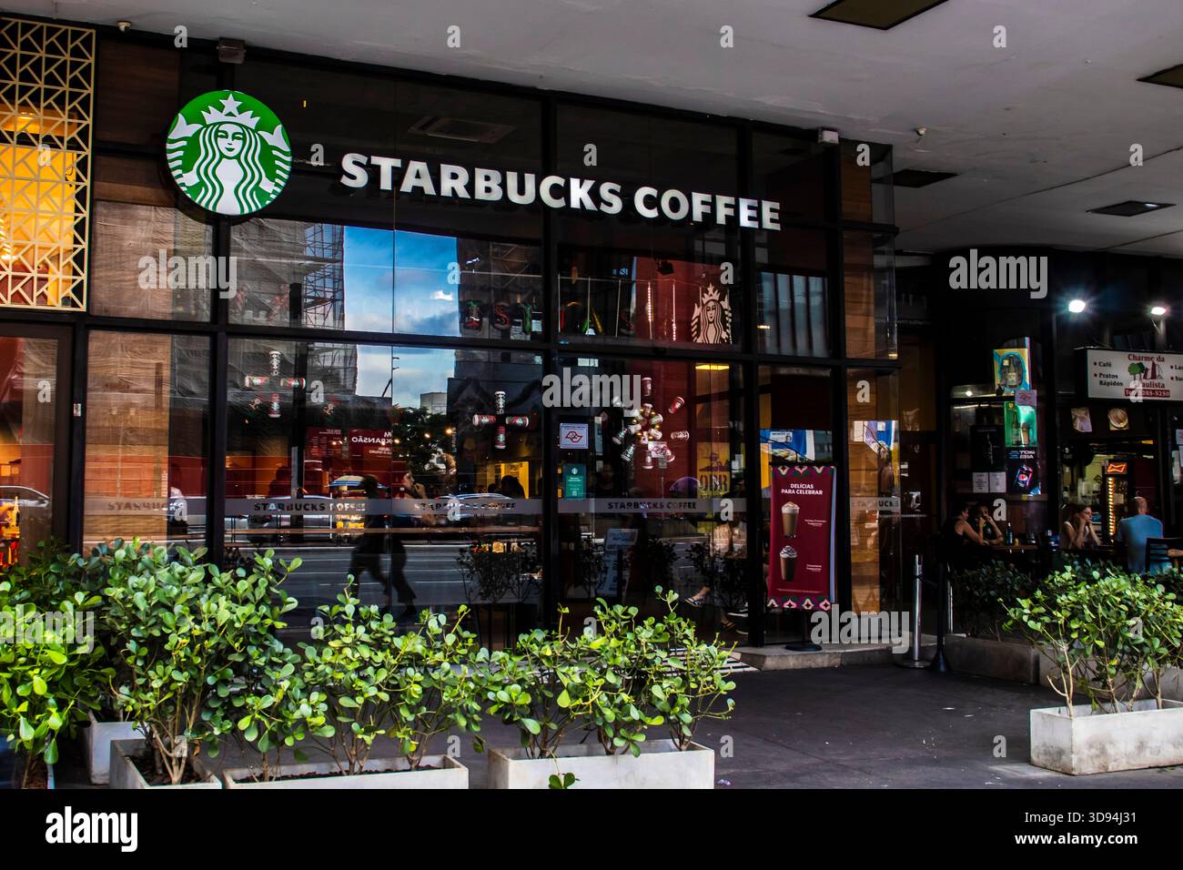San Paolo, SP, Brasile. 19 dicembre 2023. Parte anteriore del Coffee Store Starbucks con l'iconico logo e l'architettura moderna in Paulista Avenue. Adatto Foto Stock