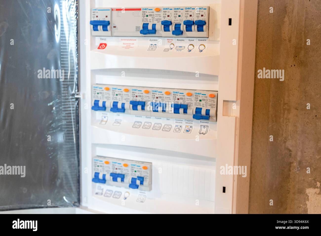 Collegamento circuito stampato.sistema elettrico nel sistema di costruzione dell'armadio.i nuovi interruttori automatici nella scatola di controllo.pannello di controllo elettrico nel bui dell'ufficio Foto Stock